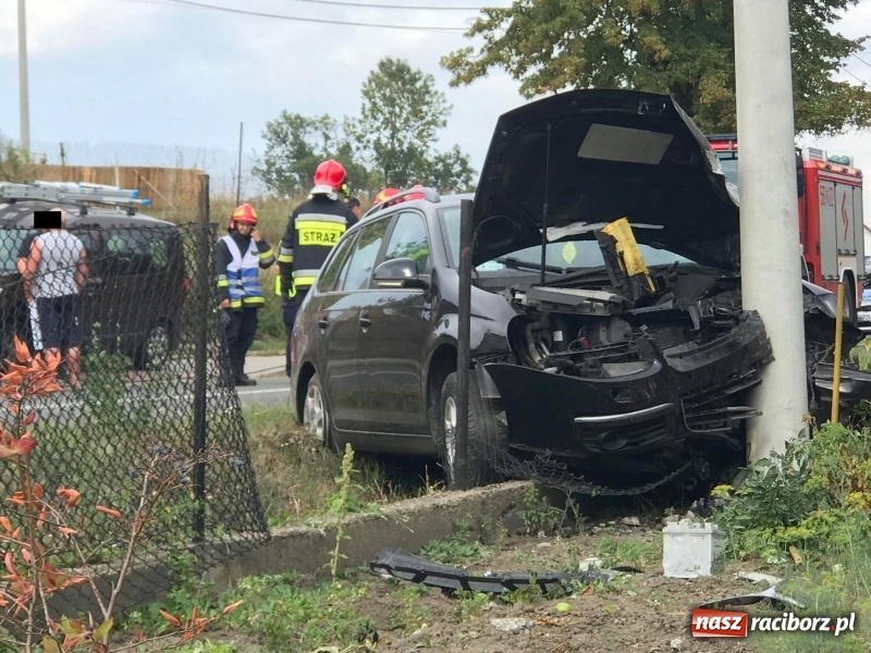 Zdjęcie w galerii na portalu naszraciborz.pl: W Bojanowie samochód uderzył w słup energetyczny wiadomości z regionu