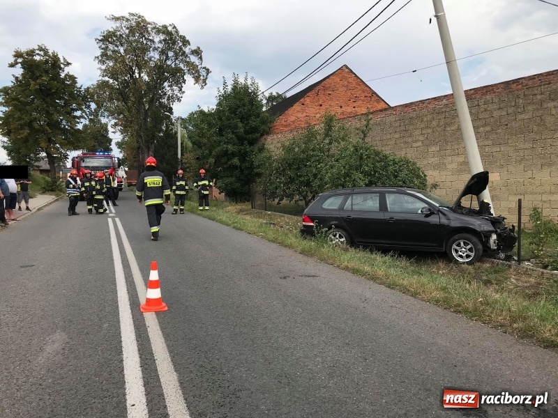 Zdjęcie w galerii na portalu naszraciborz.pl: W Bojanowie samochód uderzył w słup energetyczny wiadomości z regionu