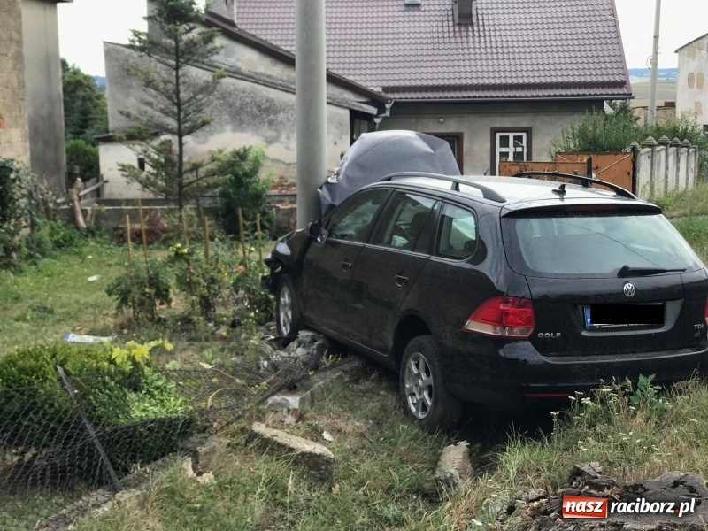Zdjęcie w galerii na portalu naszraciborz.pl: W Bojanowie samochód uderzył w słup energetyczny wiadomości z regionu