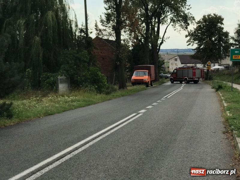 Zdjęcie w galerii na portalu naszraciborz.pl: W Bojanowie samochód uderzył w słup energetyczny wiadomości z regionu