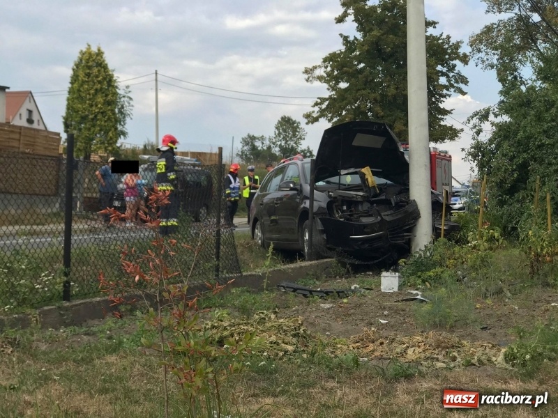 Zdjęcie w galerii na portalu naszraciborz.pl: W Bojanowie samochód uderzył w słup energetyczny wiadomości z regionu