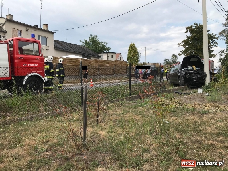 Zdjęcie w galerii na portalu naszraciborz.pl: W Bojanowie samochód uderzył w słup energetyczny wiadomości z regionu