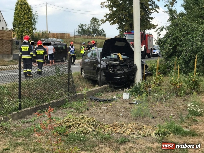 Zdjęcie w galerii na portalu naszraciborz.pl: W Bojanowie samochód uderzył w słup energetyczny wiadomości z regionu