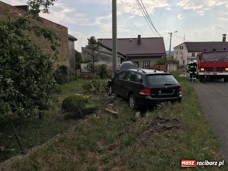 Zdjęcie w galerii na portalu naszraciborz.pl: W Bojanowie samochód uderzył w słup energetyczny wiadomości z regionu
