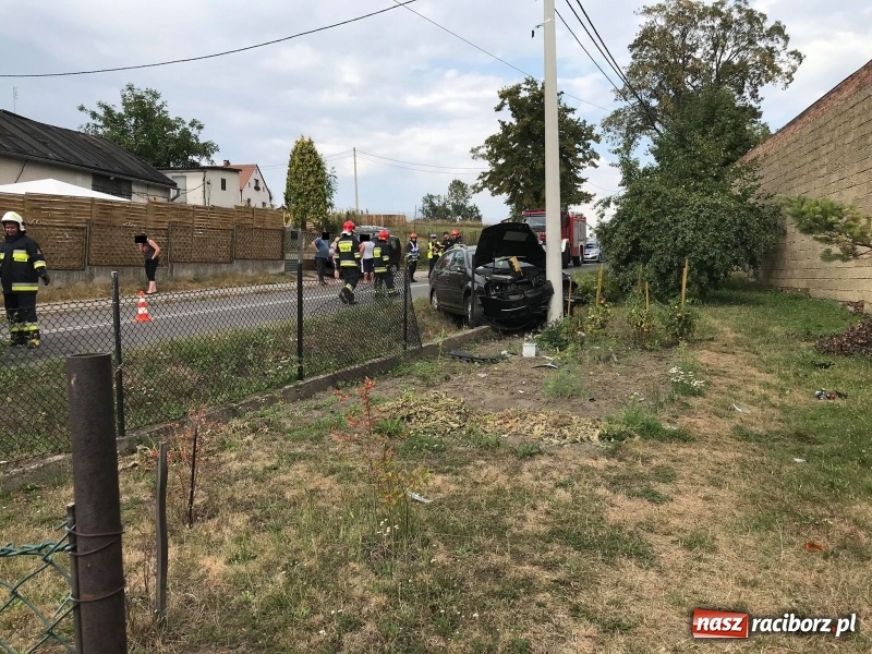 Zdjęcie w galerii na portalu naszraciborz.pl: W Bojanowie samochód uderzył w słup energetyczny wiadomości z regionu