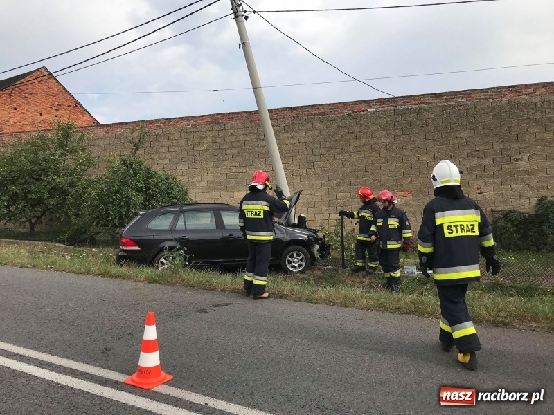 Zdjęcie w galerii na portalu naszraciborz.pl: W Bojanowie samochód uderzył w słup energetyczny wiadomości z regionu