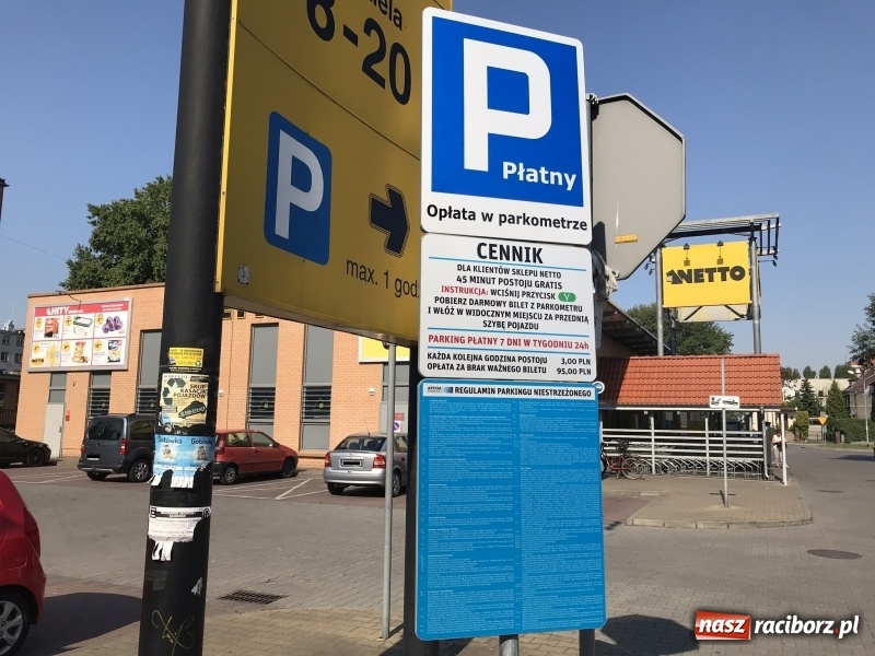 Zdjęcie w galerii na portalu naszraciborz.pl: Za darmo umarło. Market przy Opawskiej wprowadził parkometr  wiadomości z regionu