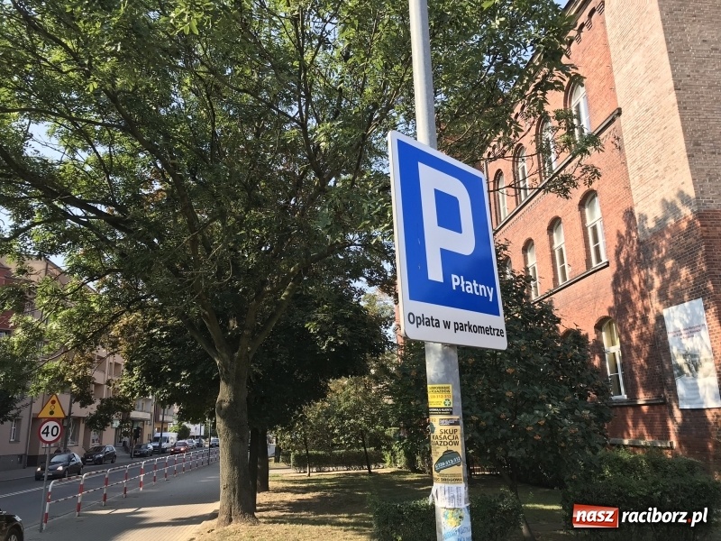 Zdjęcie w galerii na portalu naszraciborz.pl: Za darmo umarło. Market przy Opawskiej wprowadził parkometr  wiadomości z regionu