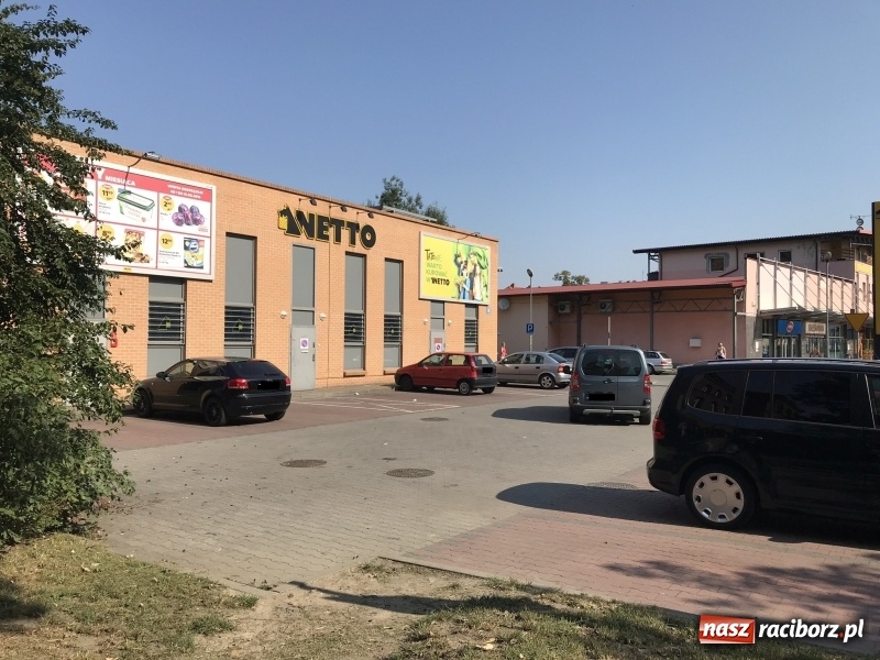 Zdjęcie w galerii na portalu naszraciborz.pl: Za darmo umarło. Market przy Opawskiej wprowadził parkometr  wiadomości z regionu