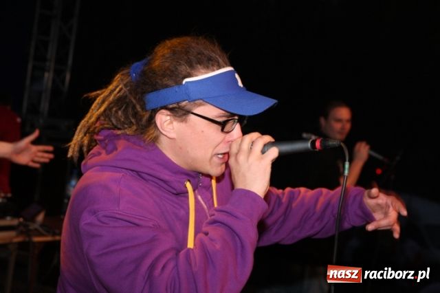 Zdjęcie w galerii na portalu naszraciborz.pl: W deszczu i rytmach hip-hopu  wiadomości z regionu