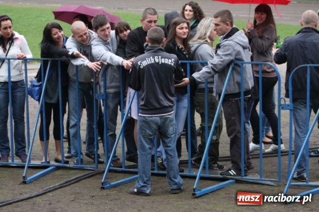 Zdjęcie w galerii na portalu naszraciborz.pl: W deszczu i rytmach hip-hopu  wiadomości z regionu