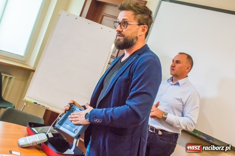 Zdjęcie w galerii na portalu naszraciborz.pl: W Urzędzie Pracy pojawił się defibrylator AED wiadomości z regionu
