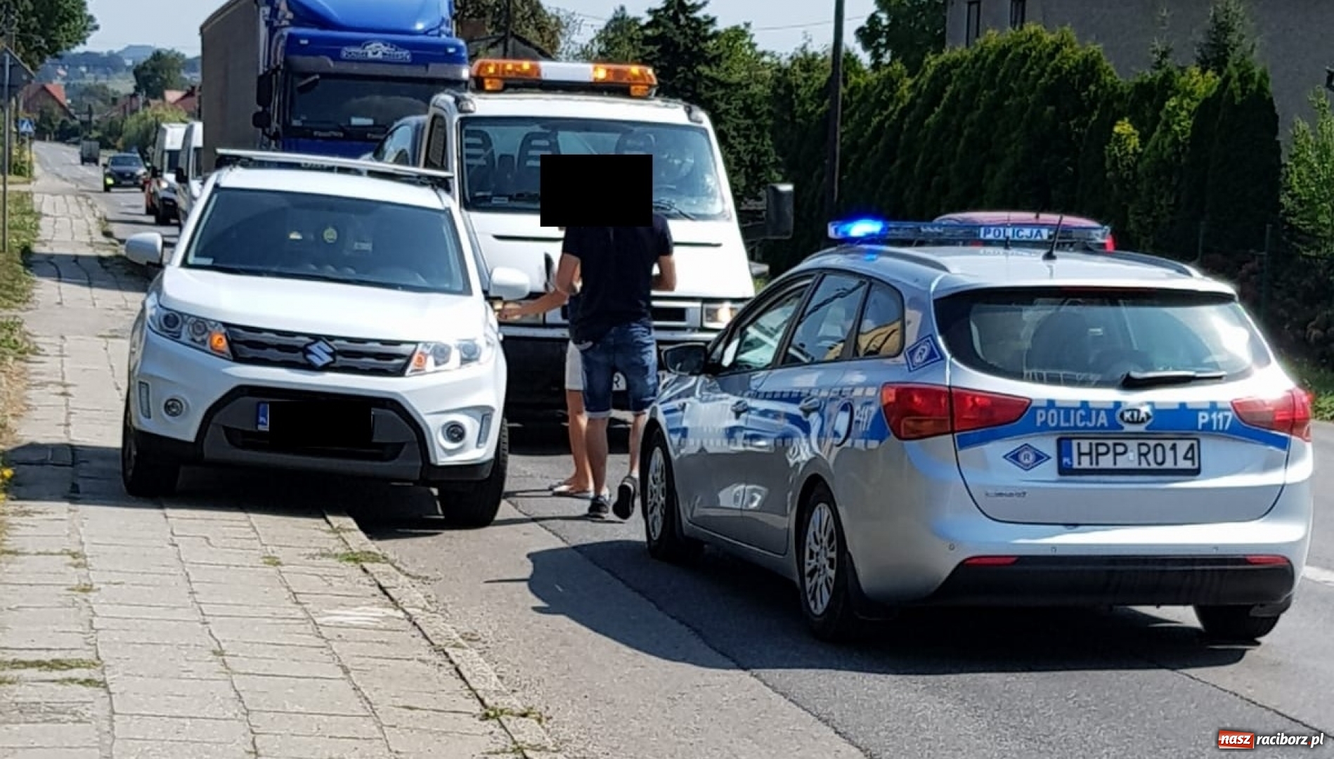 Zdjęcie w galerii na portalu naszraciborz.pl: Zderzenie fiata pandy z cysterną na Starowiejskiej wiadomości z regionu