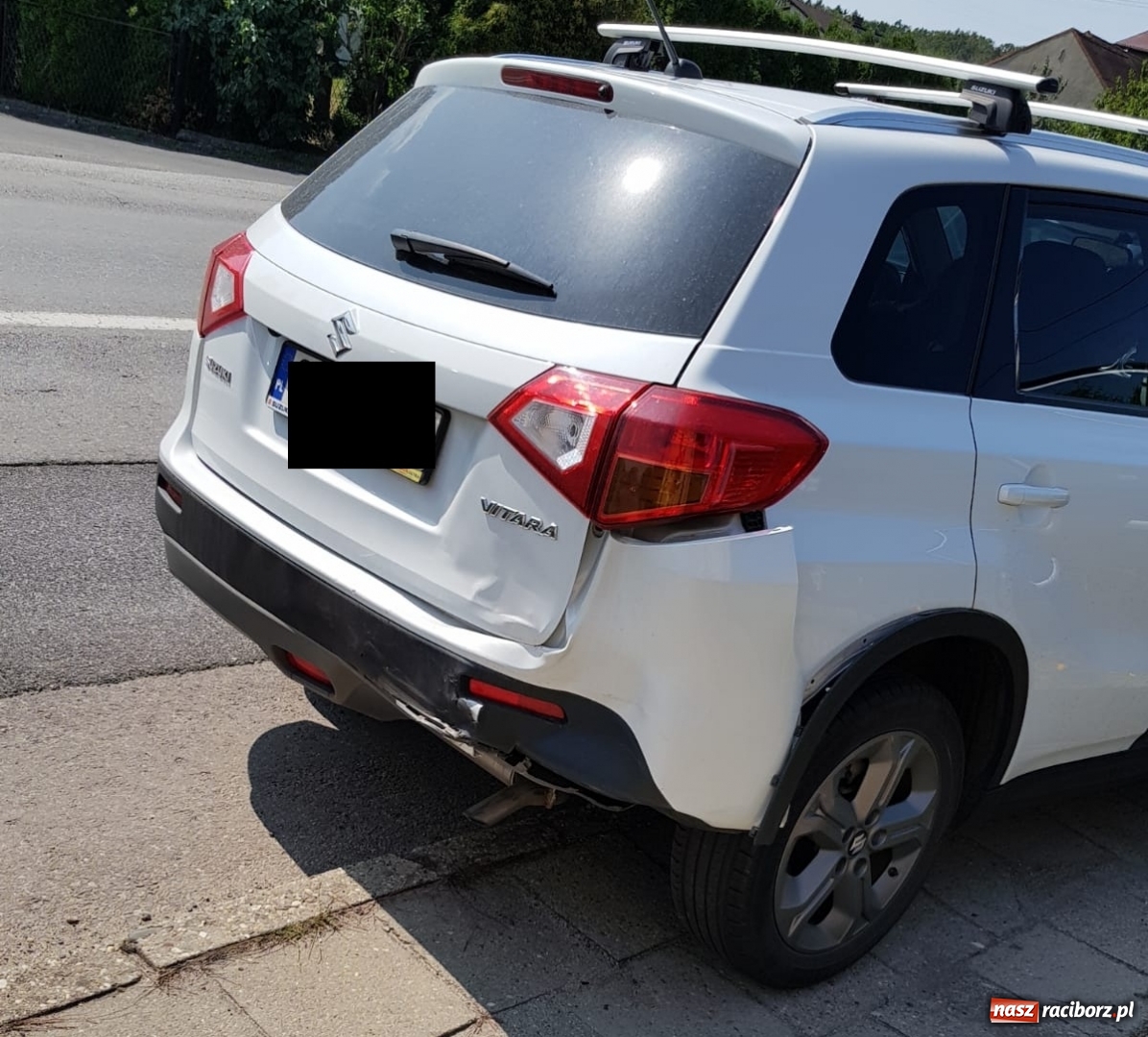 Zdjęcie w galerii na portalu naszraciborz.pl: Zderzenie fiata pandy z cysterną na Starowiejskiej wiadomości z regionu