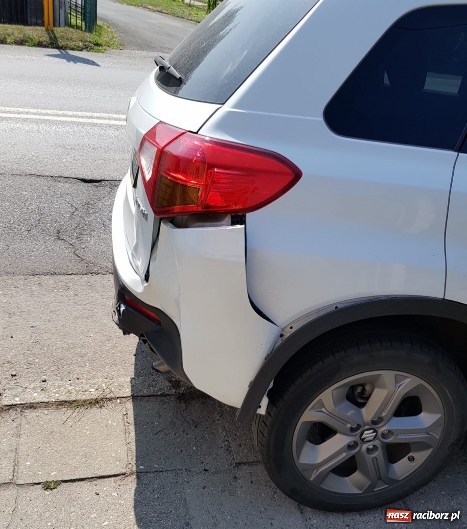 Zdjęcie w galerii na portalu naszraciborz.pl: Zderzenie fiata pandy z cysterną na Starowiejskiej wiadomości z regionu