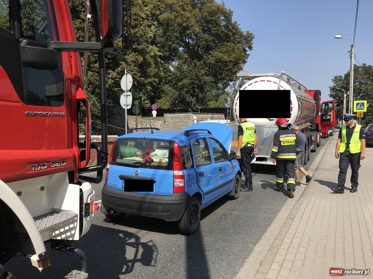 Zdjęcie w galerii na portalu naszraciborz.pl: Zderzenie fiata pandy z cysterną na Starowiejskiej wiadomości z regionu