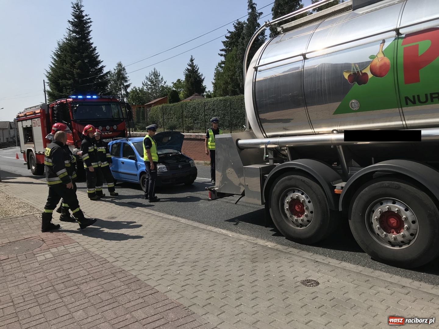 Zdjęcie w galerii na portalu naszraciborz.pl: Zderzenie fiata pandy z cysterną na Starowiejskiej wiadomości z regionu