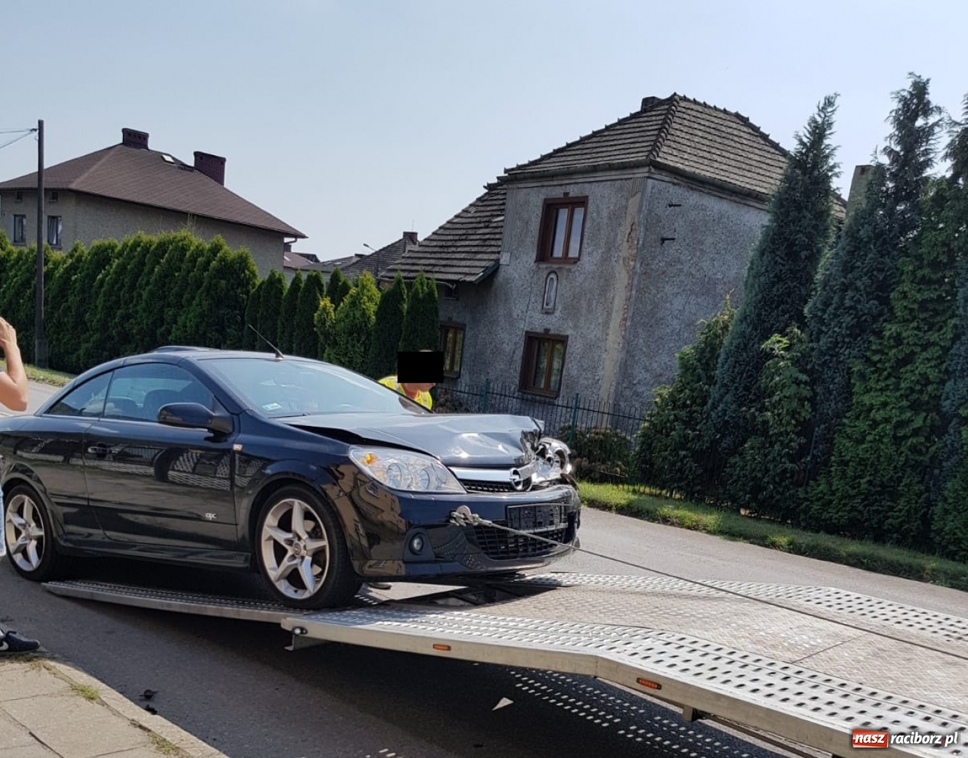 Zdjęcie w galerii na portalu naszraciborz.pl: Zderzenie fiata pandy z cysterną na Starowiejskiej wiadomości z regionu