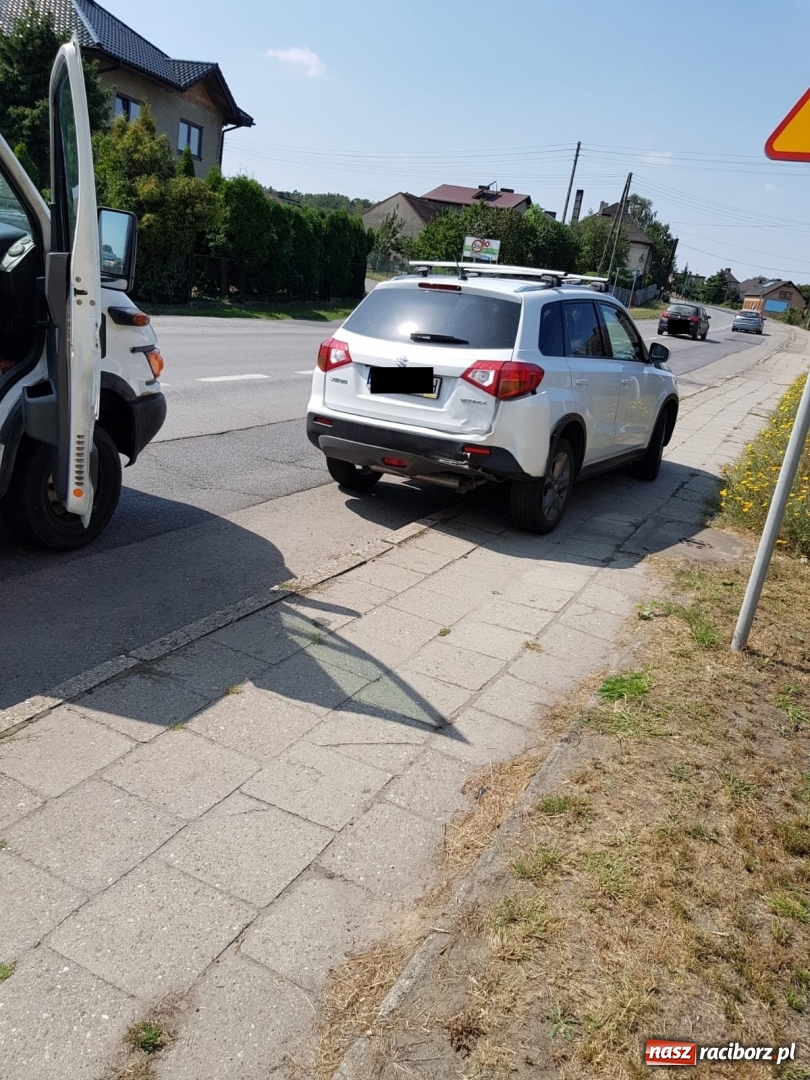Zdjęcie w galerii na portalu naszraciborz.pl: Zderzenie fiata pandy z cysterną na Starowiejskiej wiadomości z regionu