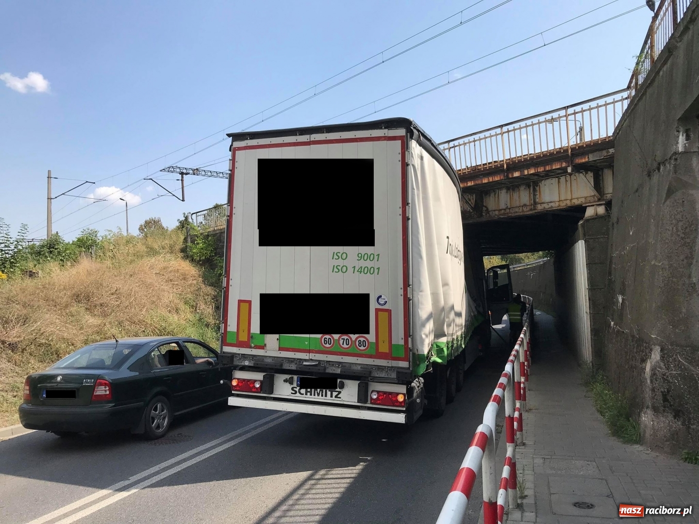 Zdjęcie w galerii na portalu naszraciborz.pl: Kolejny kierowca zbagatelizował znaki. Ciężarówka blokuje wiadukt  wiadomości z regionu