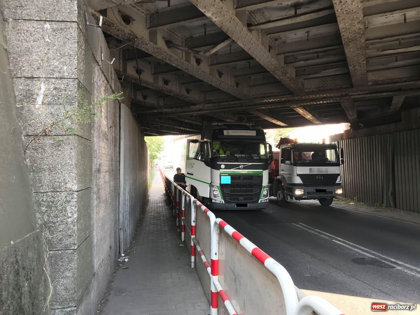 Zdjęcie w galerii na portalu naszraciborz.pl: Kolejny kierowca zbagatelizował znaki. Ciężarówka blokuje wiadukt  wiadomości z regionu