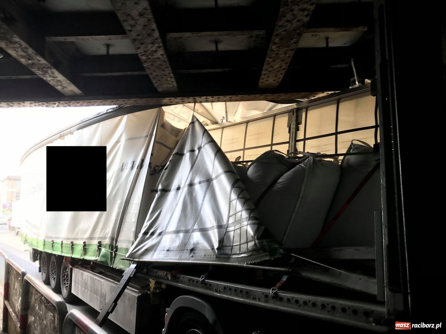 Zdjęcie w galerii na portalu naszraciborz.pl: Kolejny kierowca zbagatelizował znaki. Ciężarówka blokuje wiadukt  wiadomości z regionu