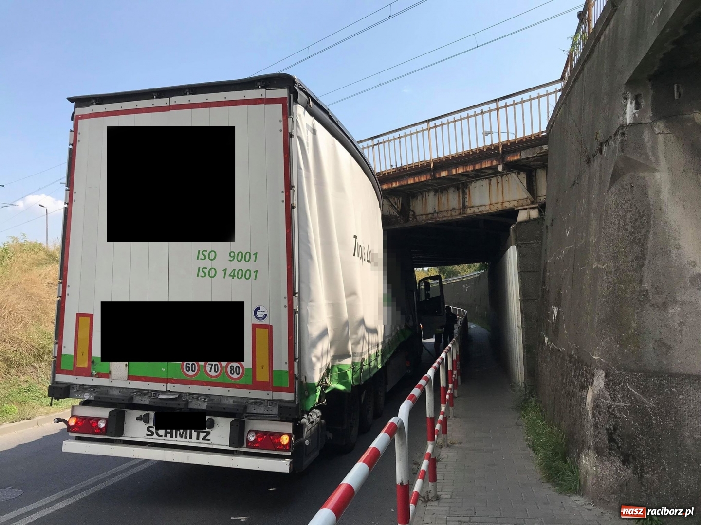Zdjęcie w galerii na portalu naszraciborz.pl: Kolejny kierowca zbagatelizował znaki. Ciężarówka blokuje wiadukt  wiadomości z regionu