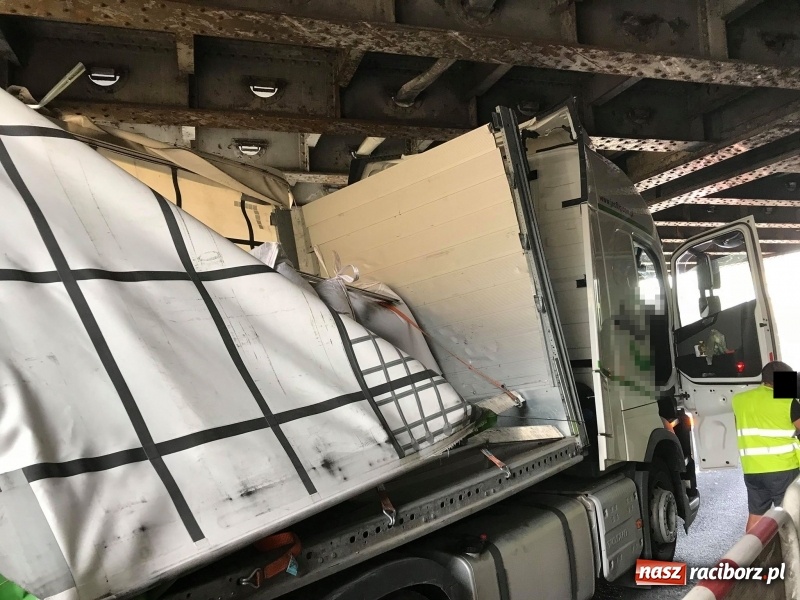 Zdjęcie w galerii na portalu naszraciborz.pl: Kolejny kierowca zbagatelizował znaki. Ciężarówka blokuje wiadukt  wiadomości z regionu