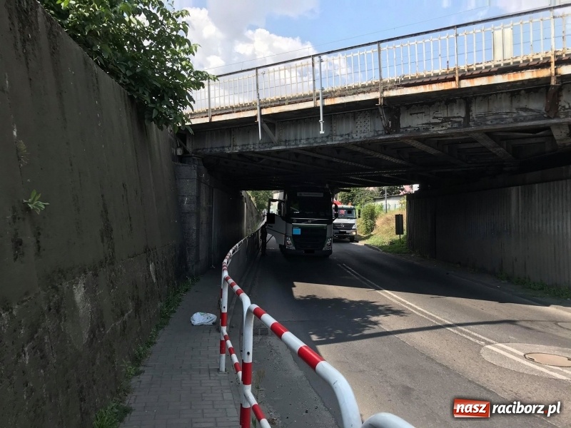 Zdjęcie w galerii na portalu naszraciborz.pl: Kolejny kierowca zbagatelizował znaki. Ciężarówka blokuje wiadukt  wiadomości z regionu