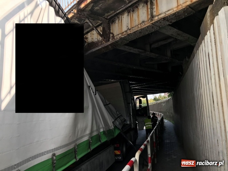 Zdjęcie w galerii na portalu naszraciborz.pl: Kolejny kierowca zbagatelizował znaki. Ciężarówka blokuje wiadukt  wiadomości z regionu