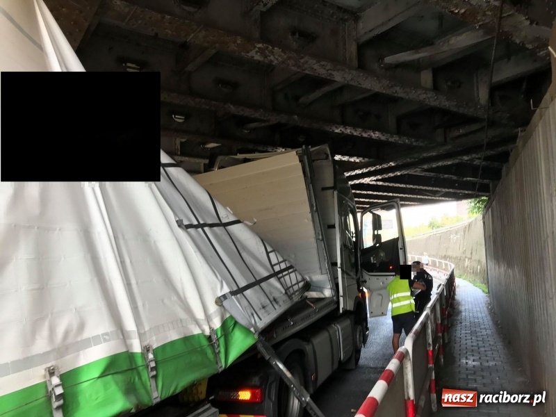 Zdjęcie w galerii na portalu naszraciborz.pl: Kolejny kierowca zbagatelizował znaki. Ciężarówka blokuje wiadukt  wiadomości z regionu