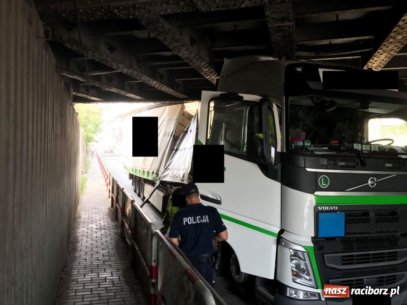 Zdjęcie w galerii na portalu naszraciborz.pl: Kolejny kierowca zbagatelizował znaki. Ciężarówka blokuje wiadukt  wiadomości z regionu