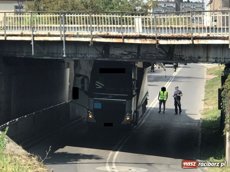 Zdjęcie w galerii na portalu naszraciborz.pl: Kolejny kierowca zbagatelizował znaki. Ciężarówka blokuje wiadukt  wiadomości z regionu