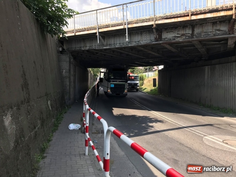 Zdjęcie w galerii na portalu naszraciborz.pl: Kolejny kierowca zbagatelizował znaki. Ciężarówka blokuje wiadukt  wiadomości z regionu