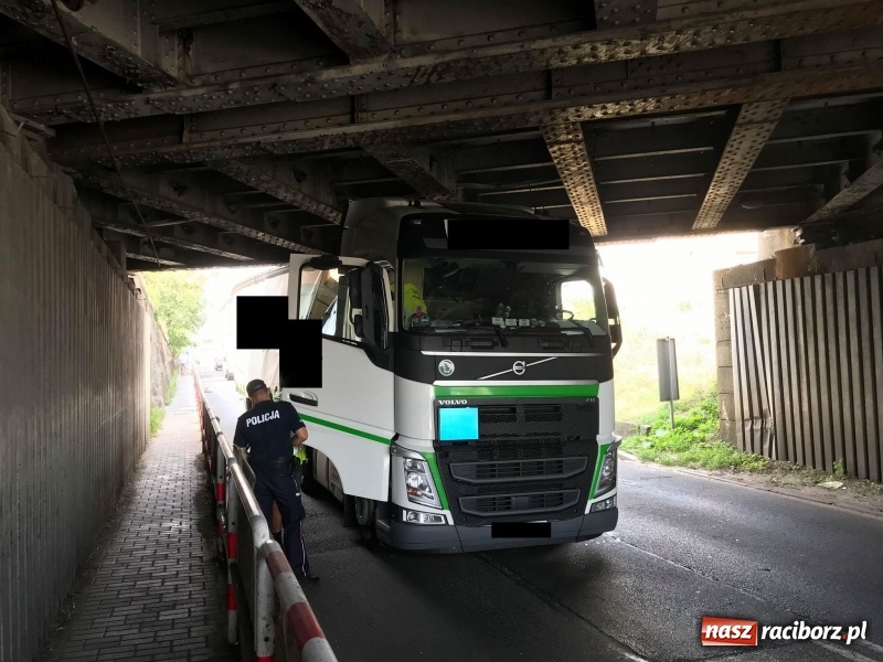Zdjęcie w galerii na portalu naszraciborz.pl: Kolejny kierowca zbagatelizował znaki. Ciężarówka blokuje wiadukt  wiadomości z regionu
