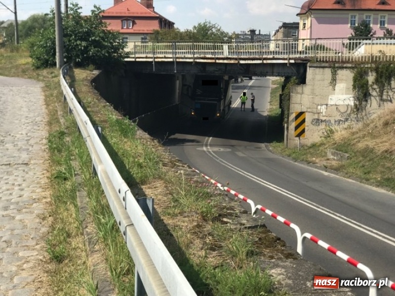 Zdjęcie w galerii na portalu naszraciborz.pl: Kolejny kierowca zbagatelizował znaki. Ciężarówka blokuje wiadukt  wiadomości z regionu