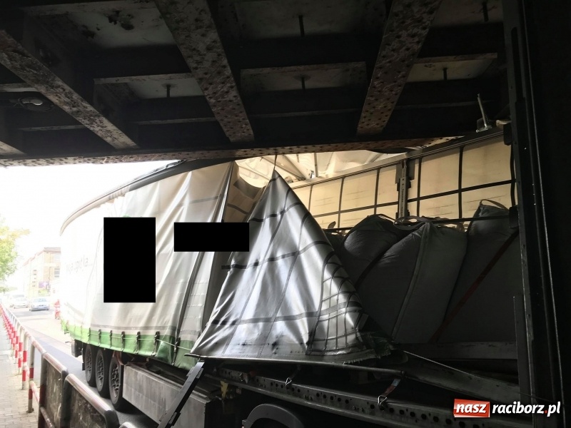 Zdjęcie w galerii na portalu naszraciborz.pl: Kolejny kierowca zbagatelizował znaki. Ciężarówka blokuje wiadukt  wiadomości z regionu
