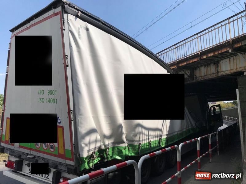 Zdjęcie w galerii na portalu naszraciborz.pl: Kolejny kierowca zbagatelizował znaki. Ciężarówka blokuje wiadukt  wiadomości z regionu
