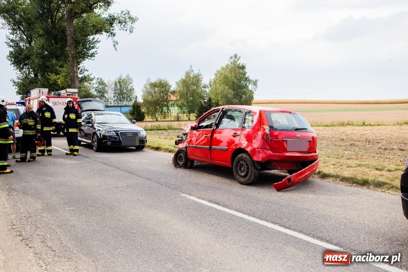 Zdjęcie w galerii na portalu naszraciborz.pl: Ford uderzył w drzewo na trasie Pawłów-Maków wiadomości z regionu