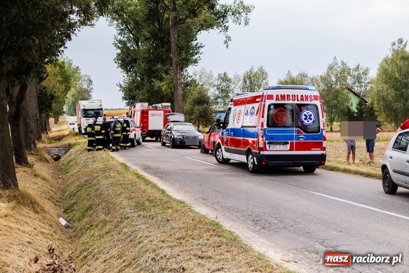 Zdjęcie w galerii na portalu naszraciborz.pl: Ford uderzył w drzewo na trasie Pawłów-Maków wiadomości z regionu