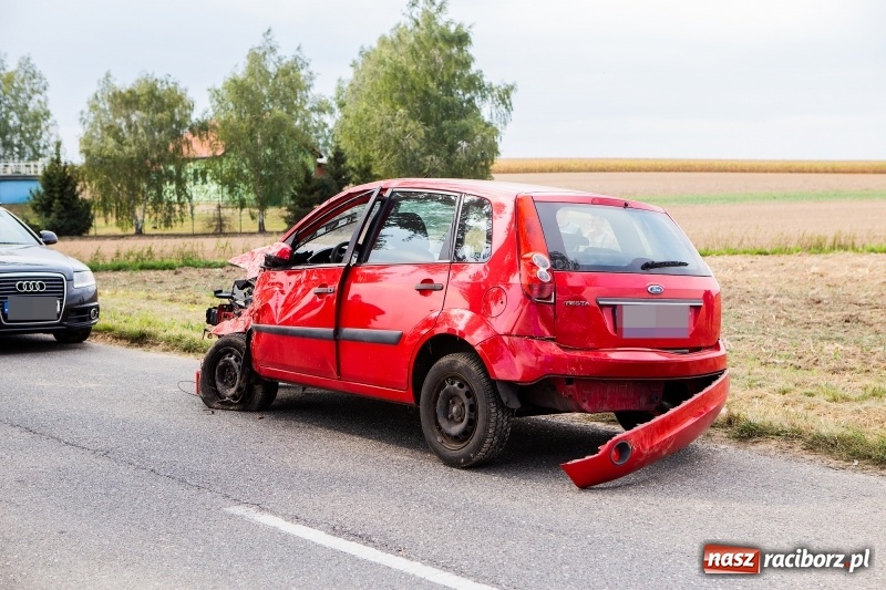 Zdjęcie w galerii na portalu naszraciborz.pl: Ford uderzył w drzewo na trasie Pawłów-Maków wiadomości z regionu