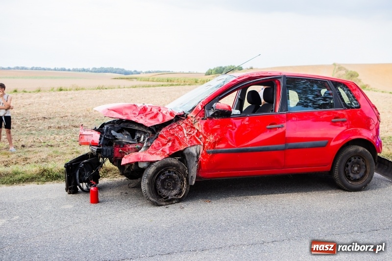 Zdjęcie w galerii na portalu naszraciborz.pl: Ford uderzył w drzewo na trasie Pawłów-Maków wiadomości z regionu