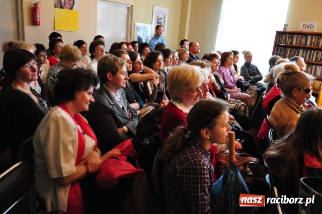 Zdjęcie w galerii na portalu naszraciborz.pl: Teatr uliczny tym razem nie na ulicy wiadomości z regionu