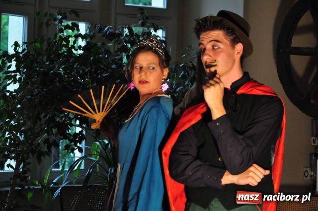 Zdjęcie w galerii na portalu naszraciborz.pl: Teatr uliczny tym razem nie na ulicy wiadomości z regionu