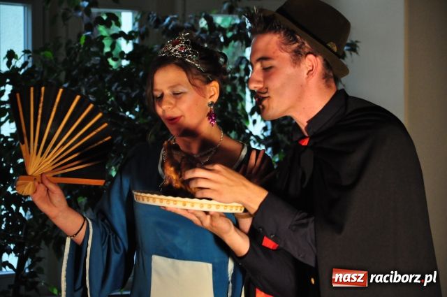 Zdjęcie w galerii na portalu naszraciborz.pl: Teatr uliczny tym razem nie na ulicy wiadomości z regionu