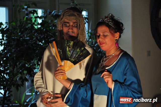 Zdjęcie w galerii na portalu naszraciborz.pl: Teatr uliczny tym razem nie na ulicy wiadomości z regionu