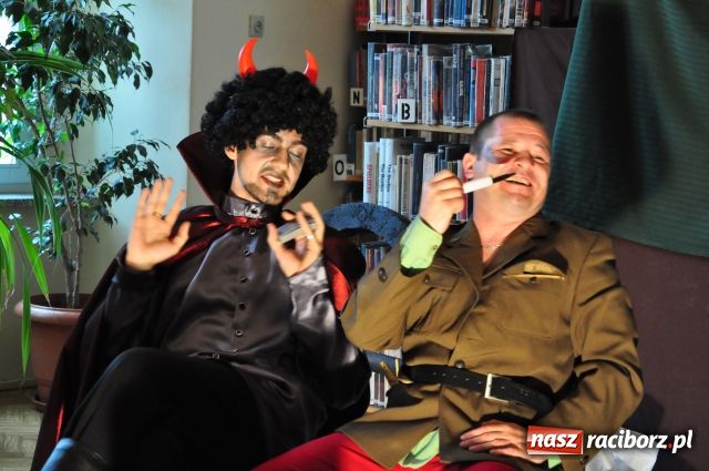 Zdjęcie w galerii na portalu naszraciborz.pl: Teatr uliczny tym razem nie na ulicy wiadomości z regionu