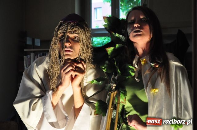 Zdjęcie w galerii na portalu naszraciborz.pl: Teatr uliczny tym razem nie na ulicy wiadomości z regionu