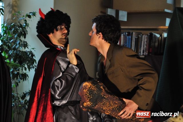 Zdjęcie w galerii na portalu naszraciborz.pl: Teatr uliczny tym razem nie na ulicy wiadomości z regionu