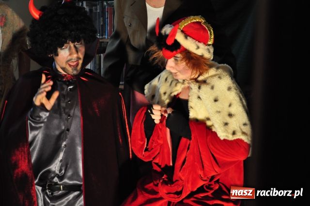 Zdjęcie w galerii na portalu naszraciborz.pl: Teatr uliczny tym razem nie na ulicy wiadomości z regionu